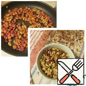 Put the mixture of nuts on a dry pan and fry.
Transfer to a towel, wrap and RUB, removing the nut husk. If there is one left, it's not a big deal.
Transfer the nuts to a bowl.
Turn on the oven to heat up to 180*C. if there is convection in the oven, up to 160 *C.