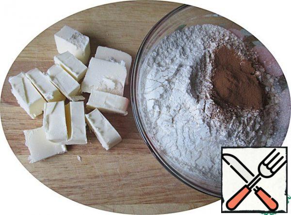 Mix the flour with ground cinnamon. Cut the butter into cubes.