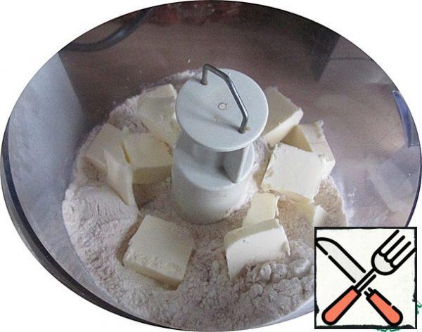 Put flour with cinnamon and butter in a blender bowl.