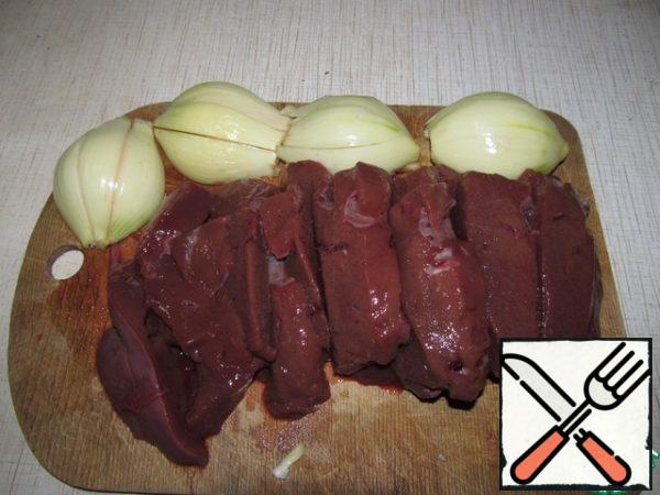 500g liver cut into slices, 2 onions - into slices. 500g liver cut into slices, 2 onions - into slices.