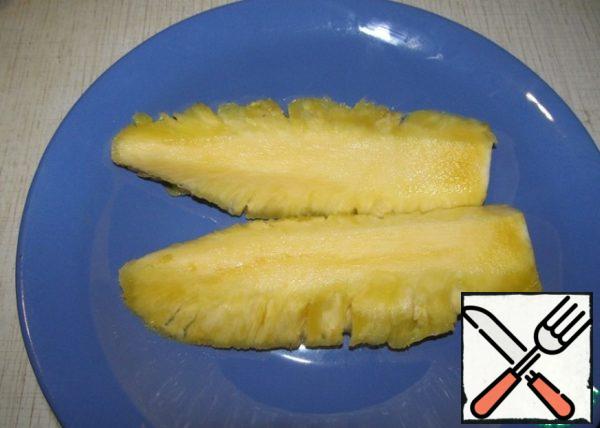 Divide the pineapple lengthwise into 4 parts. Separate the flesh from the rind and cut out a hard core. The filling eventually took 3/4 of the pulp.