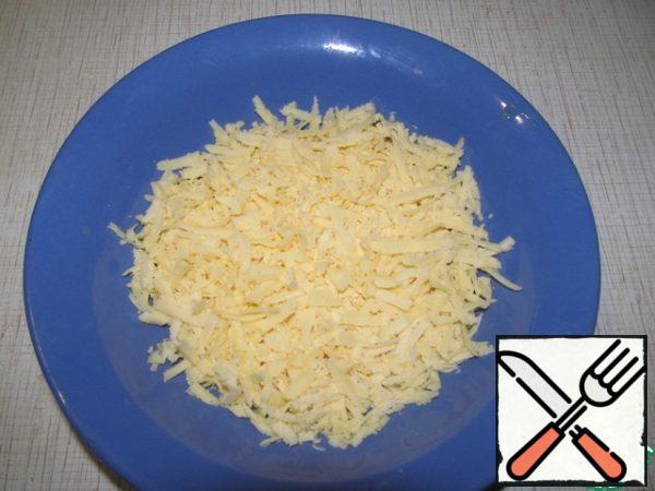 Grate the cheese on a large grater.Pineapple to combine in cheese, add the 6 tablespoons with a slide of mayonnaise, 1-2 small cloves of garlic. Garlic is better to add a little and try (to your taste). Garlic should not interrupt the taste of pineapple.