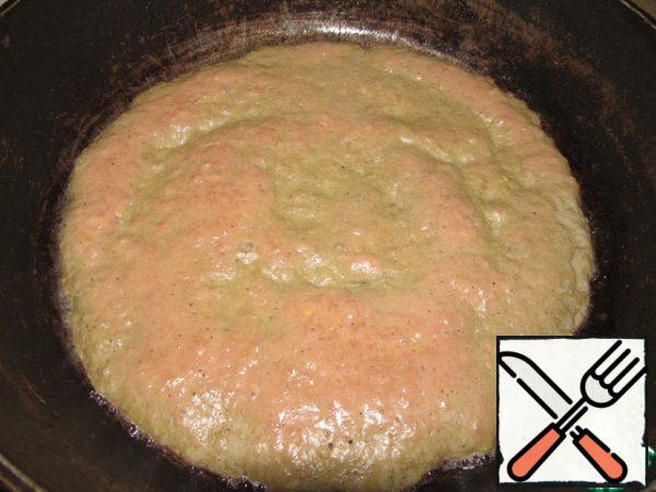 Grease the pan with a thin layer of vegetable oil. Pour out a portion of the dough and spread it all over the pan with a spoon. Fry.