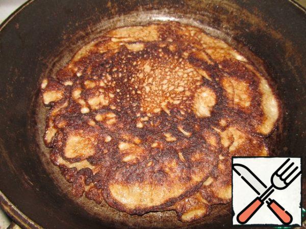 Flip the pancake to the other side and fry it quickly.