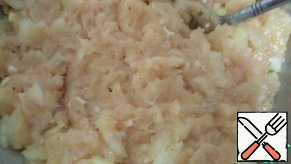 Finely chop the onion. Lightly beat the egg. Add to the minced meat. Season the minced meat with salt and pepper and mix.