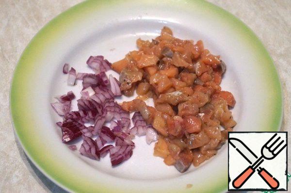 Cut the fish fillet and red onion into small cubes.