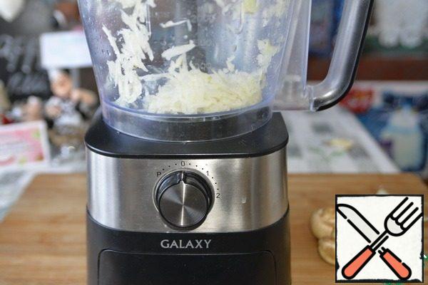 Peel the onion and finely chop it. For convenience, I used a chopper in a food processor.