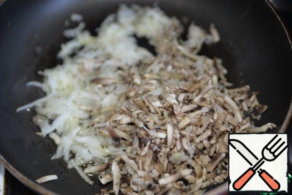 Fry the onion until transparent in vegetable oil.
Put the mushrooms to the onion and fry over medium heat until the liquid evaporates.