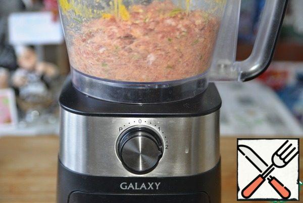 Grind the resulting mass into minced meat. I used knives for chopping in a food processor.