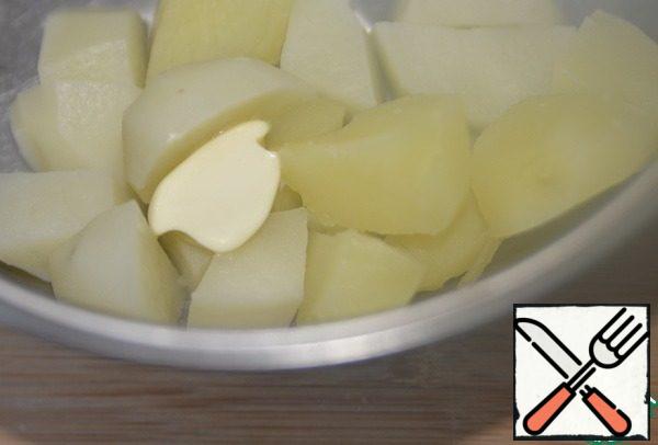 While the meat base of the "cutlets" is being prepared, prepare the usual mashed potatoes: pour the sliced potatoes with water, salt and cook until tender. Drain the water, put butter in the potatoes, pour in the cream.