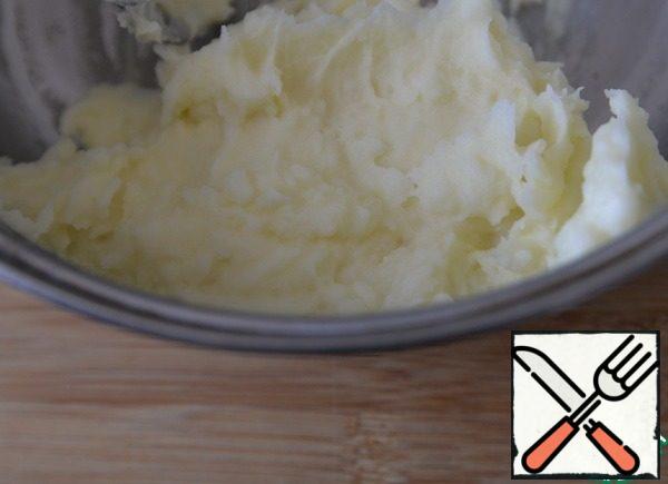 With the help of a pusher, we make an air mashed potato without lumps.