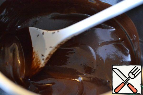 In a saucepan, melt the butter and add the chocolate to it.
Stir and remove from heat. Cool.