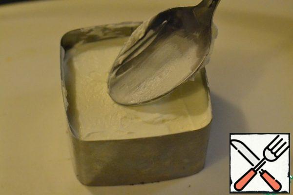 Do not remove the base square from the mold.
Pour the cream to the top, lightly pressing down with a spoon.