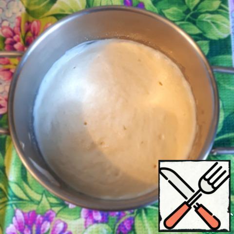 In sour cream at room temperature, add the diluted yeast, sugar, stir well and put in a warm place for about 30 minutes.
