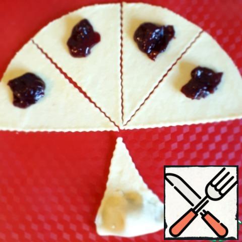 As a filling, I use plum jam. Put the filling on the wide part of the triangle and turn it into a bagel.