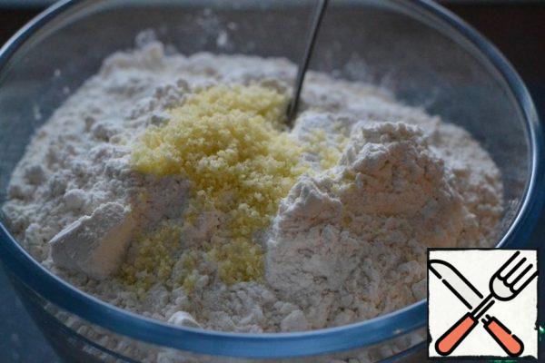 Mix the flour, baking powder and lemon zest.