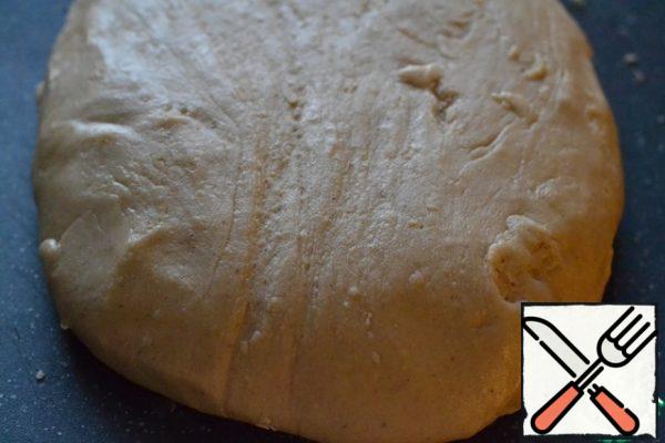 Add parts to the honey mixture and knead the dough.
Cover with cling film and leave in the refrigerator for 30 minutes.
