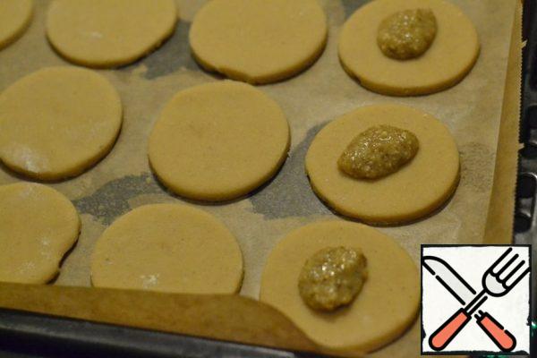 On each circle, exactly in the middle, put half a teaspoon of filling.