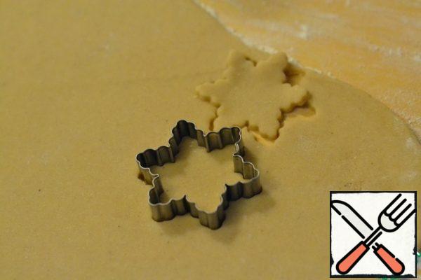 Roll out the second half of the dough and cut out stars or snowflakes with a curly mold.