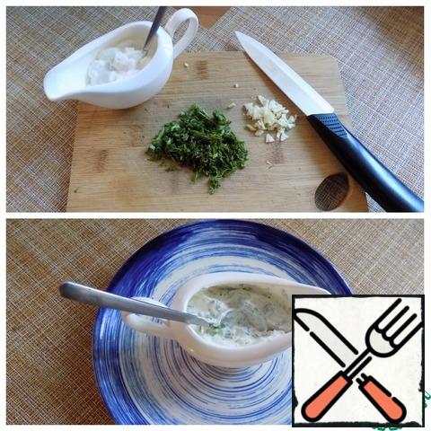 For pancakes, be sure to make a sour cream-garlic sauce with herbs. Of course, you can eat them just with sour cream or mayonnaise. Combine sour cream with finely chopped herbs and garlic. Make the amount of sauce so that it can be eaten immediately.