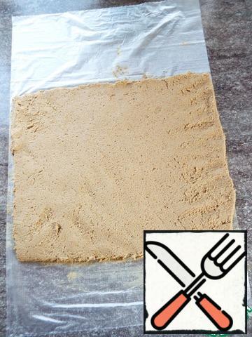 Put the pate on a bag or plastic wrap. Cover with another bag and flatten the mass into a square with your hands. Cut the edges with a knife, remove the excess.