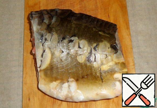 Gut and clean the carburetor, cut off the head and tail. It is this part that is convenient to bake and eat, since it mainly contains large bones.