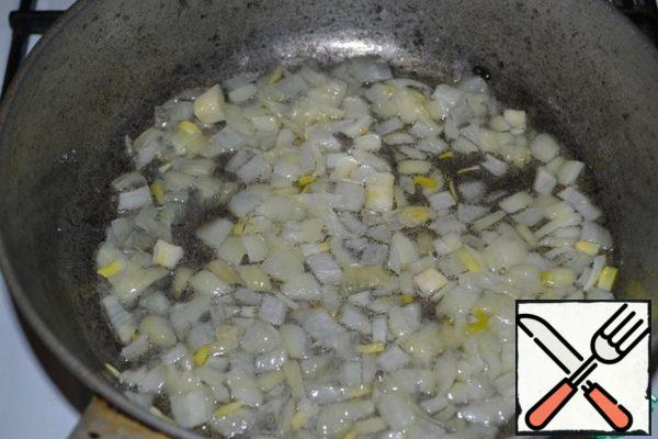 And so, let's start cooking the main ingredients: cut the onions and fry in vegetable oil until half-cooked.
