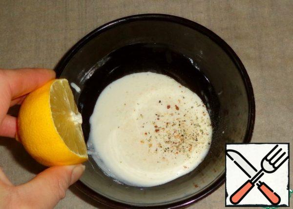 In a bowl, pour the sour cream, add the lemon juice and seasoning.