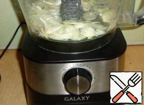 A peeled onion cut in half, chop using the nozzle "slicing". That's how quickly and easily chopped vegetables.