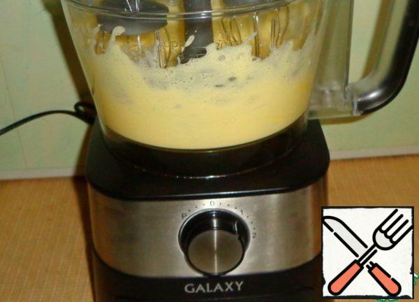 In the bowl of a food processor, break the chicken eggs, insert the beaters and close the lid. Beat the eggs until fluffy, it will take 1 minute of time.