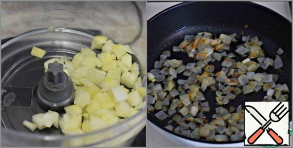 Cut the onion into cubes and fry until golden brown in a mixture of butter (5 g) and vegetable (1 tbsp.l.) oils. Cool.