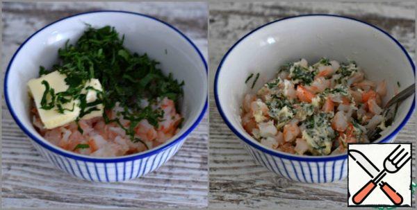 Finely chop the boiled shrimp and mix them with soft butter (remaining 20 grams) and chopped parsley. The weight of the already peeled shrimp is indicated.