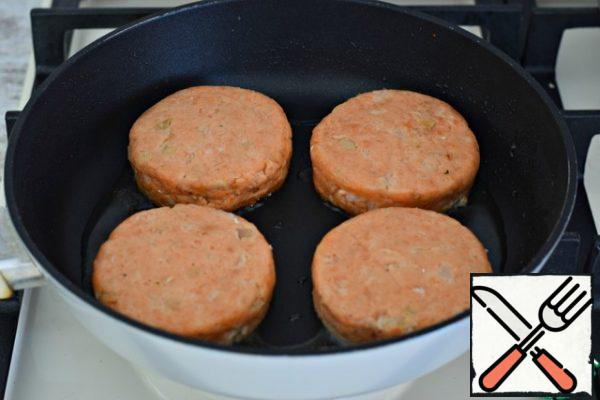 Fry the cutlets in well-heated vegetable oil over moderate heat. Three to four minutes on one side...
