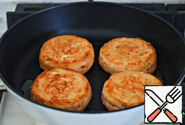 . then turn over, fry for another minute, reduce the heat to a minimum, cover the pan with a lid and cook the cutlets for another five minutes.
Everything is ready!