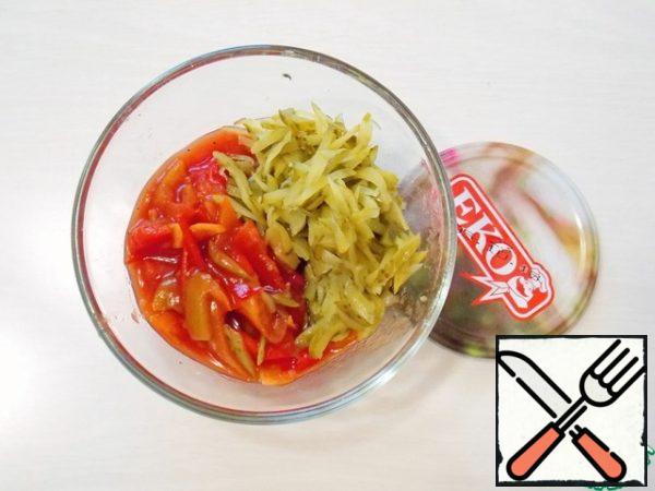In a bowl put the flour, preferably without a liquid. Gherkins cut into thin strips and add to a bowl with Lecho, mix.