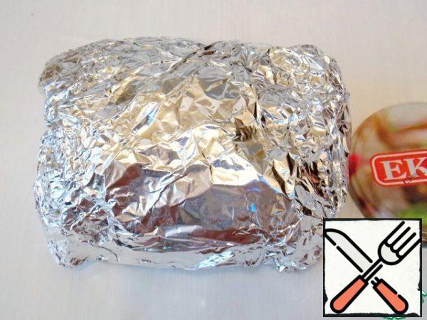 Wrap the meat tightly in foil so that there are no holes and cracks. Put it in the refrigerator for one hour.