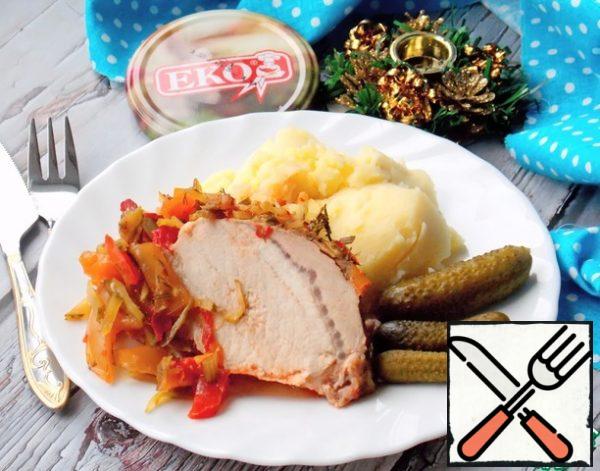 Then we cut our meat and serve it with any side dish, watering the resulting sauce and vegetables. Bon appetit )