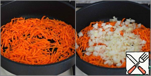 Fry the vegetables in vegetable oil (2 tbsp.l.) until half cooked. (first fry the carrots for about three minutes, then add the onion)