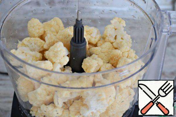 Disassemble the cauliflower into inflorescences. (the net weight of the vegetable is given)
To put it in a bowl of a food processor...