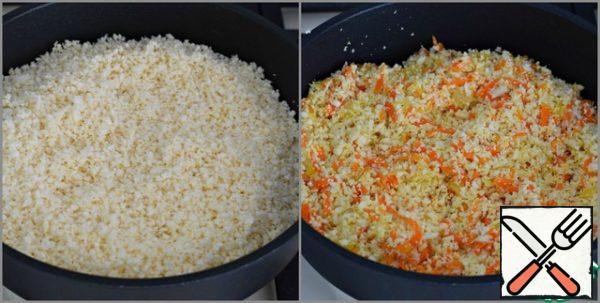 Put the chopped cauliflower in a frying pan with the carrots and onions and mix. Pour water into a saucepan, cover with a lid and cook the vegetables for 10-12 minutes, stirring occasionally. The fire is active.