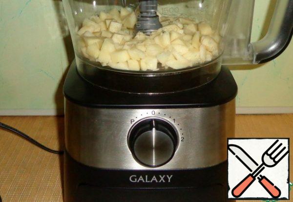 Peel the potatoes and rinse with water. Put the "dicing"attachment in the food processor. Chop the vegetables into cubes.