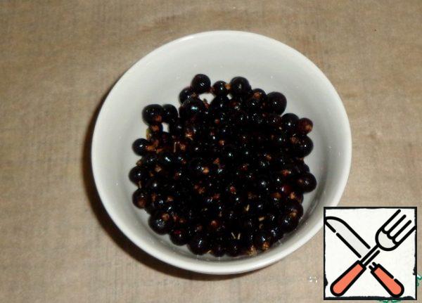 Rinse frozen or fresh black currants with water.