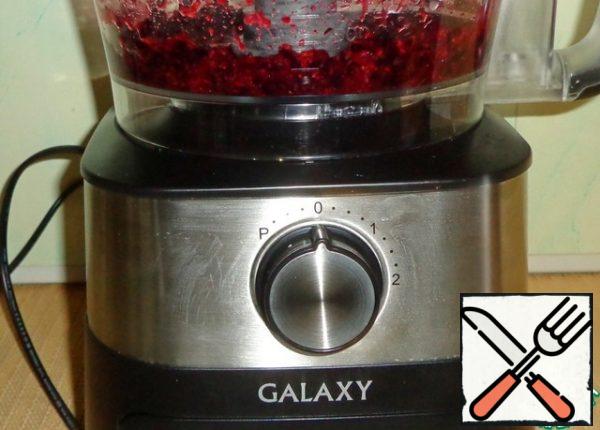 Insert the chopping knife into the bowl and turn the currants into mashed potatoes.