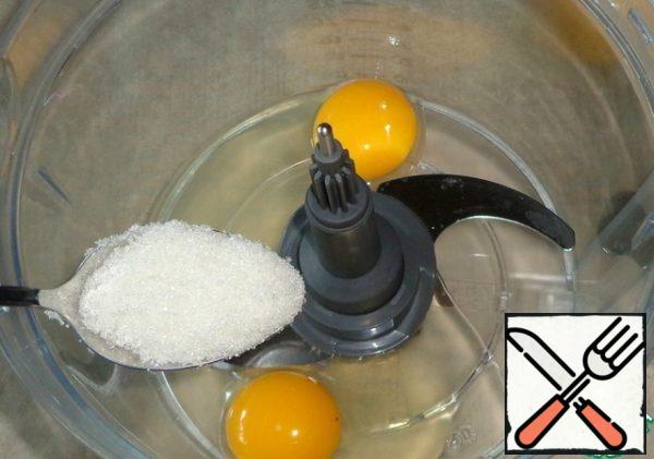 To prepare the dough, you will need a chopper knife. In a bowl, break raw eggs, pour sugar.