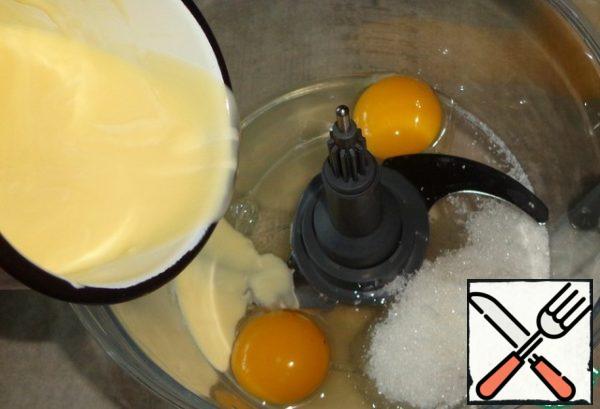 Melt the margarine over low heat and pour it into a bowl.