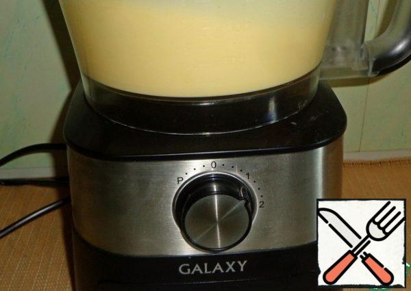 Close the lid and turn the products into a homogeneous mass.