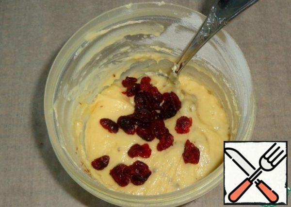 Then pour the dried cranberries into the base and mix with a spoon. Put the dough in the refrigerator for 30 minutes.