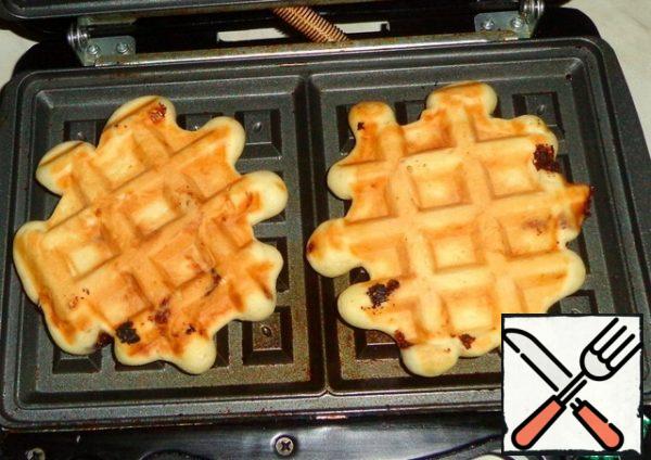 Preheat a waffle iron or slow cooker. One waffle will need a spoonful of dough. Waffles are fried to a ruddy color. They can already be eaten warm with tea or another drink.