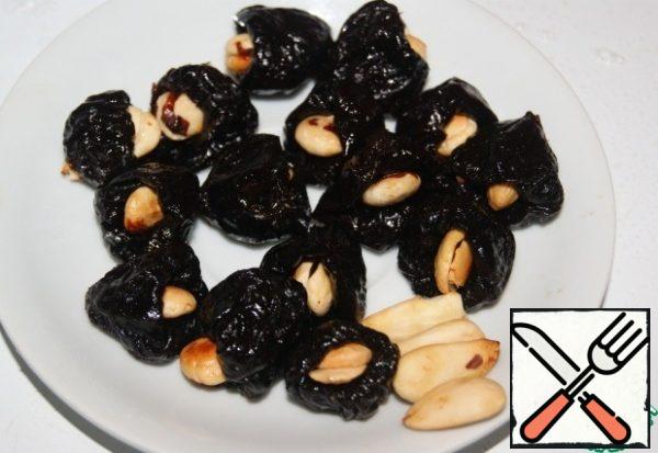 Filling:
Stuff the prunes with nuts.
I prepared half of it with almonds, 