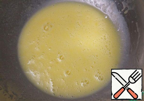 Prepare the dough.
In a bowl, whisk together the egg, kefir, sugar, vegetable oil and vanilla.